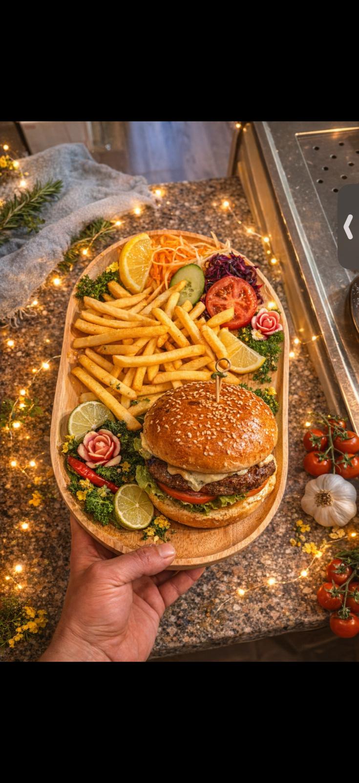 Hausgemachter Burger auf Holzbrett mit Pommes und Dekoration